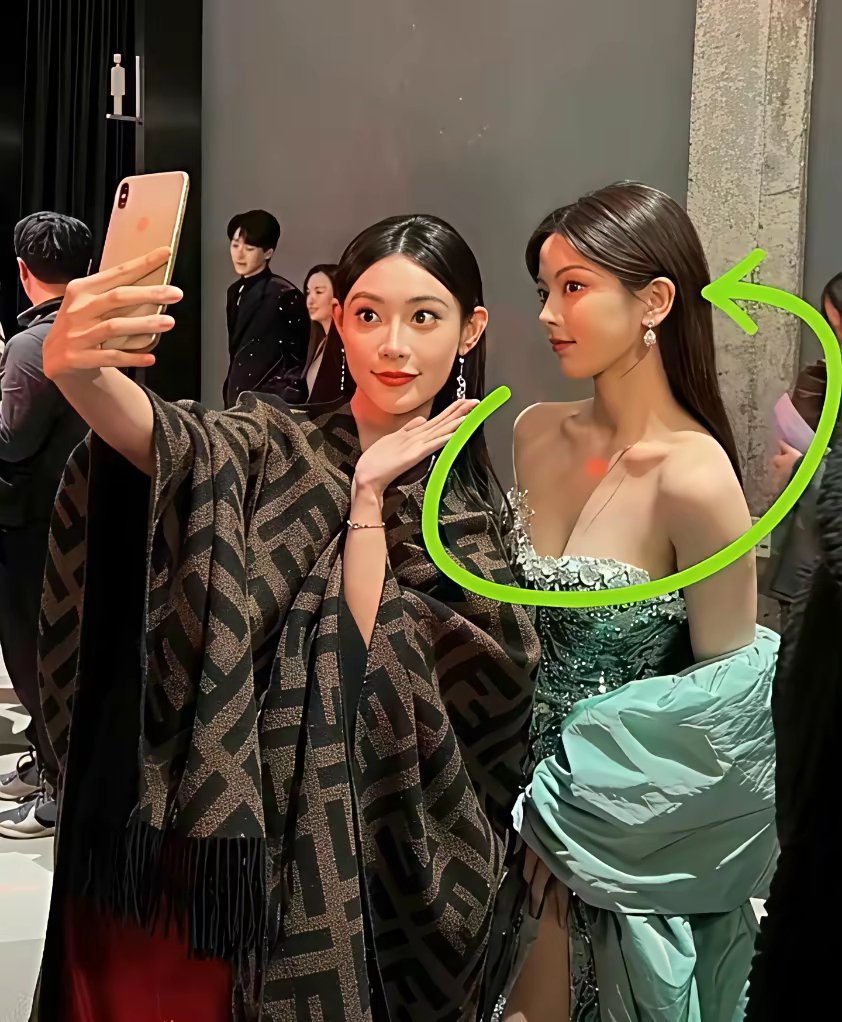 杨超越，头小合照赢好大​​​