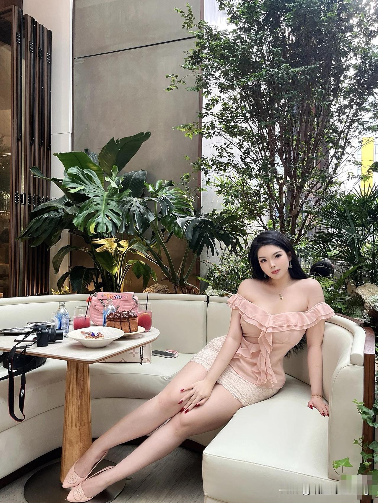 优雅下午茶时光，粉色连衣裙与绿植相伴，享受宁静与美好。美人照怎么拍才好看随手拍