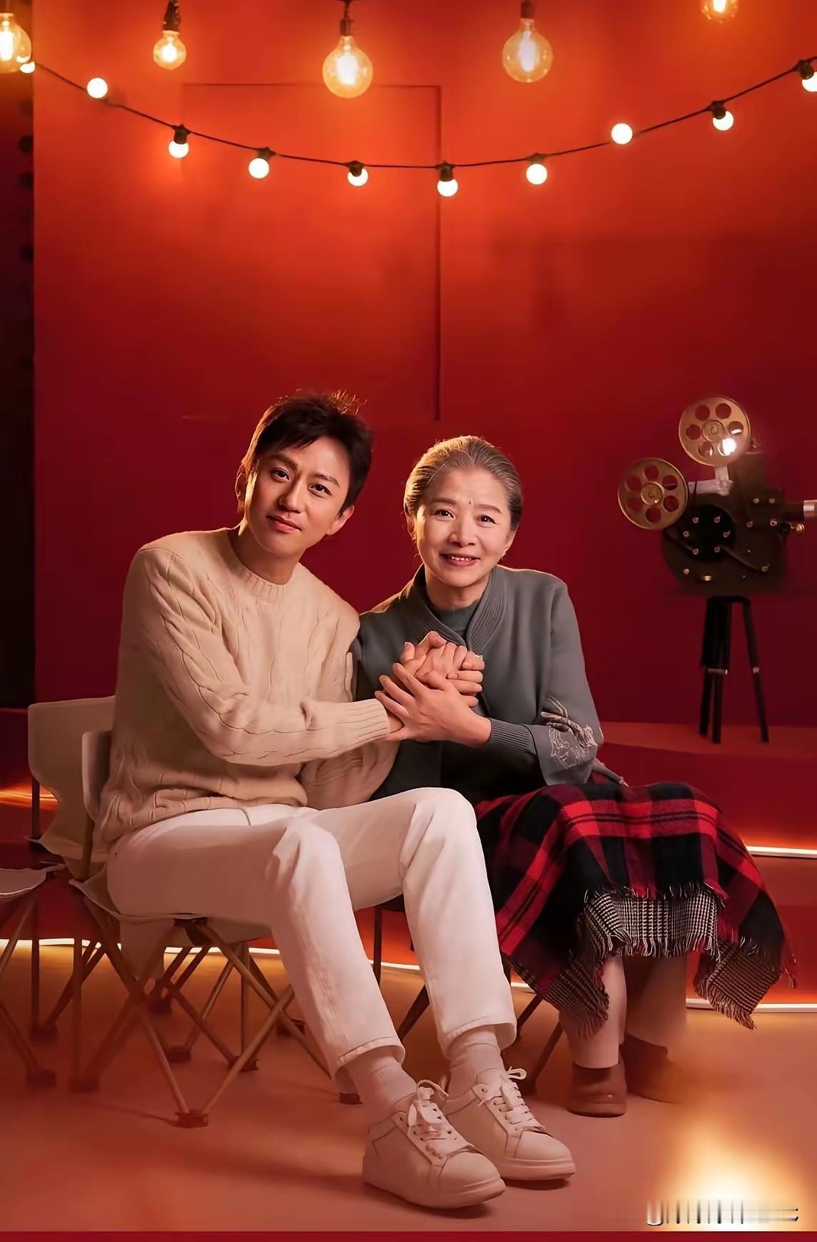 怪不得邓超这次不疯癫了，老老实实站那深情独唱，原来背后有高人压阵啊！刚看完节