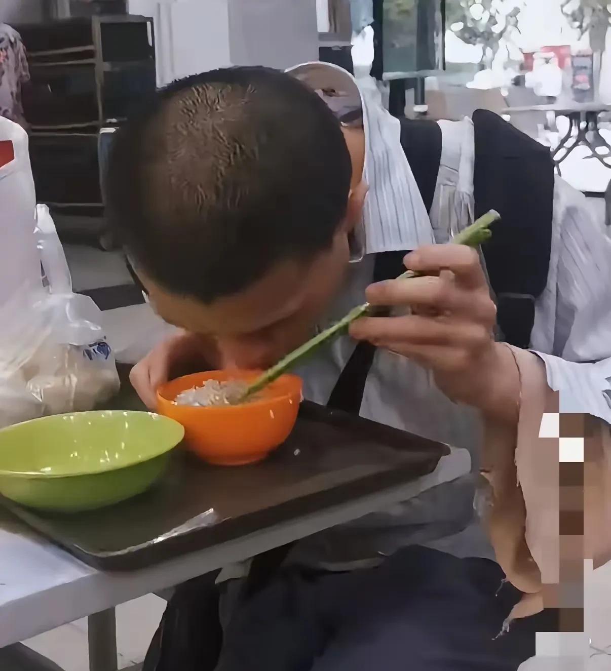 韦东奕同事出来说话了，终于明白他为什么不吃肉了，原因听了让人想哭。原来，韦神同