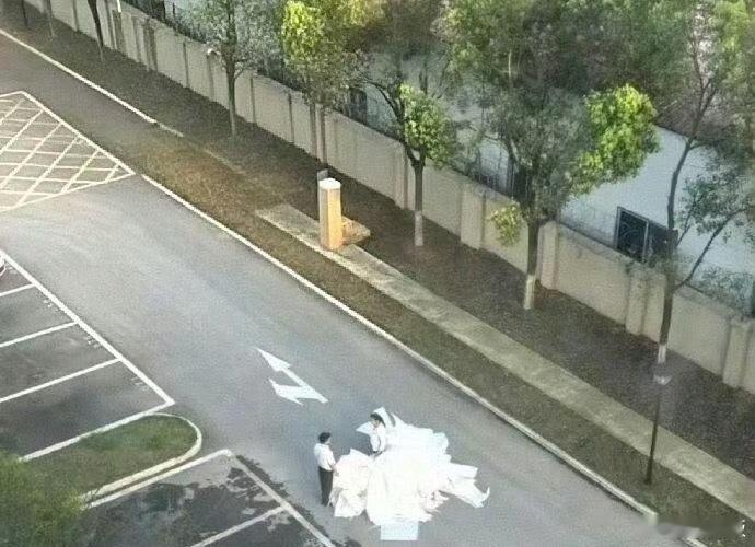 以为公司楼下在求婚结果是保安和保洁​​​