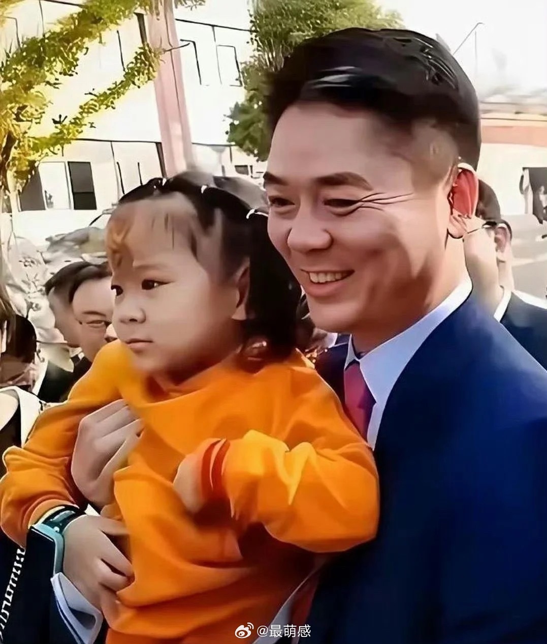 刘强东章泽天夫妇抱着大女儿回村，父女俩简直长的一模一样