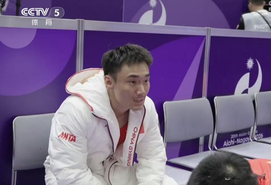 中国体操男队哭了[哭哭][哭哭]队长张博恒比完最后一项单杠，顺利完成，并拿到14
