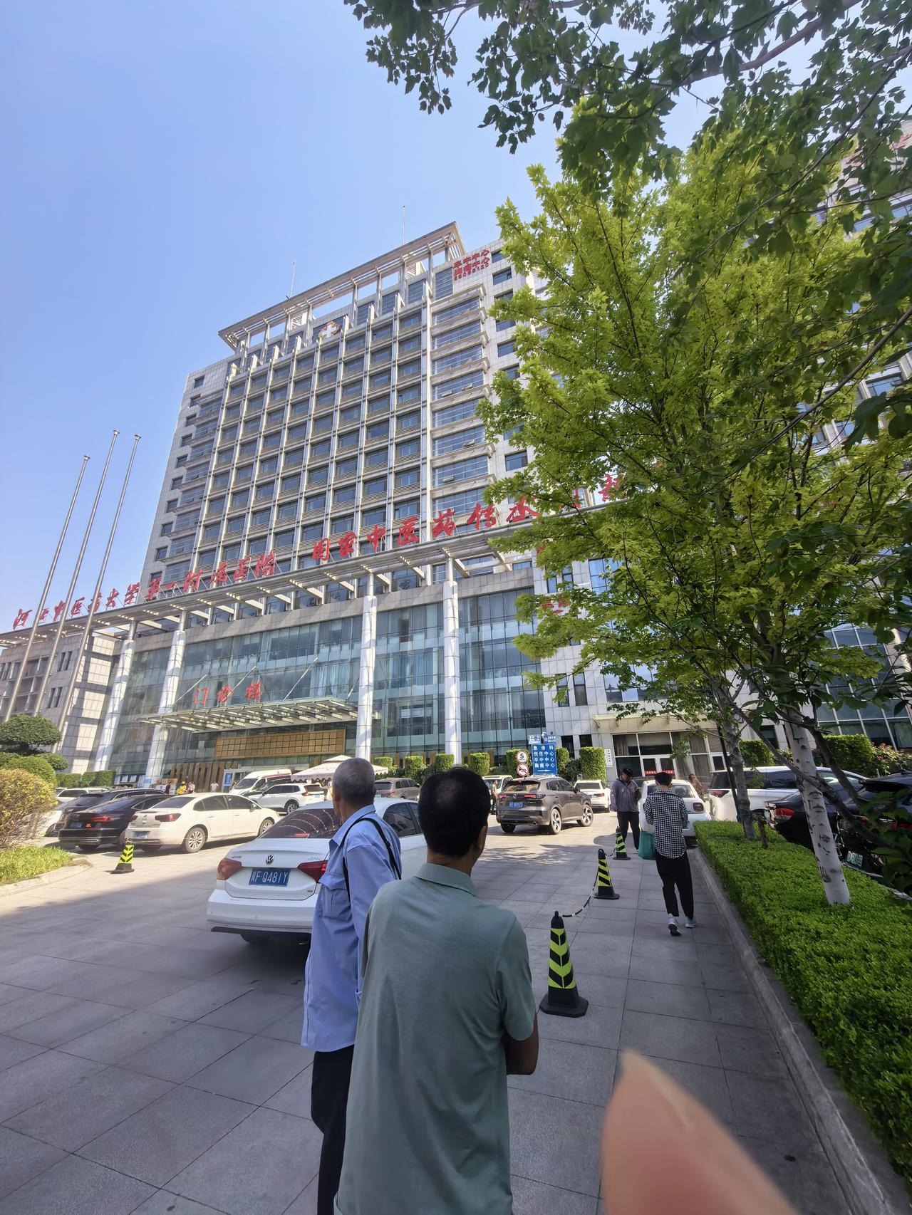 小时候哥哥与两兄弟打架，没干过人家气的冲我喊:“你咋就不是个男孩子，一点也帮不上