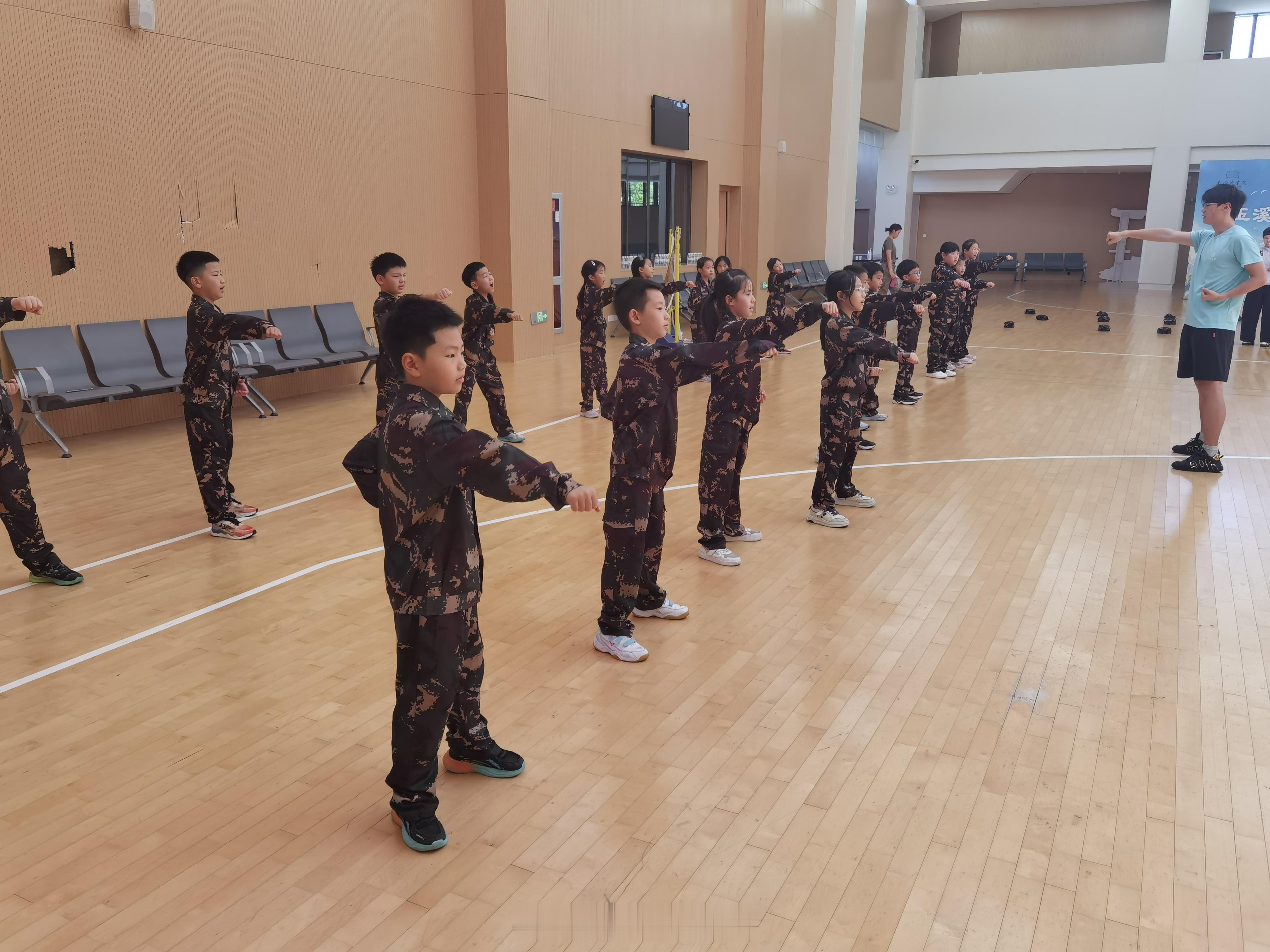 他没有给我打电话。男孩子大概都是这样吧，不到万不得已，怎么会想到妈妈呢？我要习惯