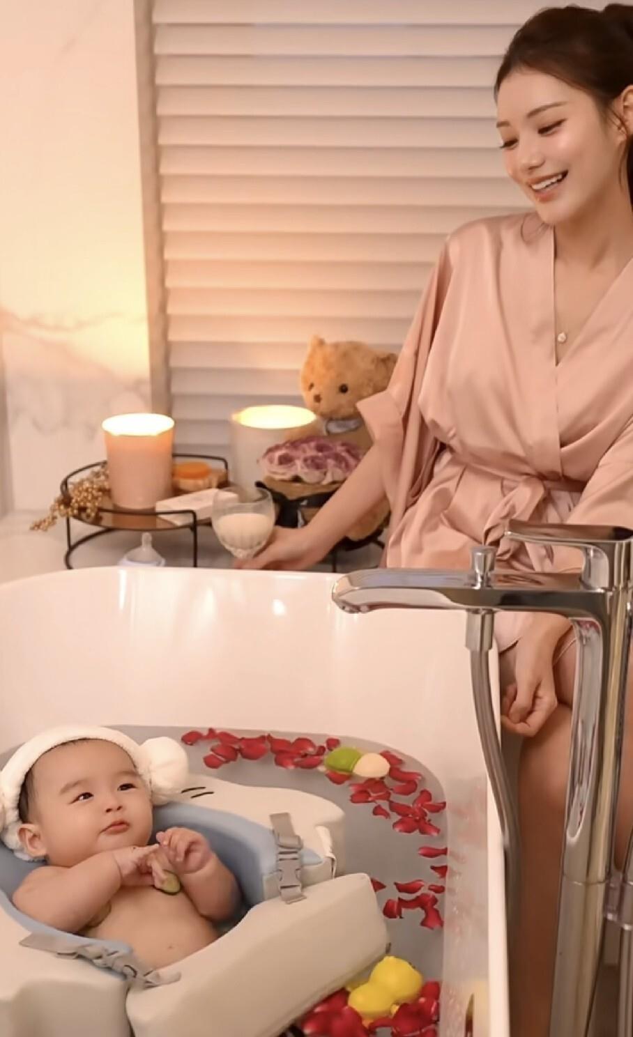 马筱梅晒出一段给小汪宝洗澡的视频，瞬间把我逗乐了！浴缸里铺满玫瑰花瓣，小家伙胸