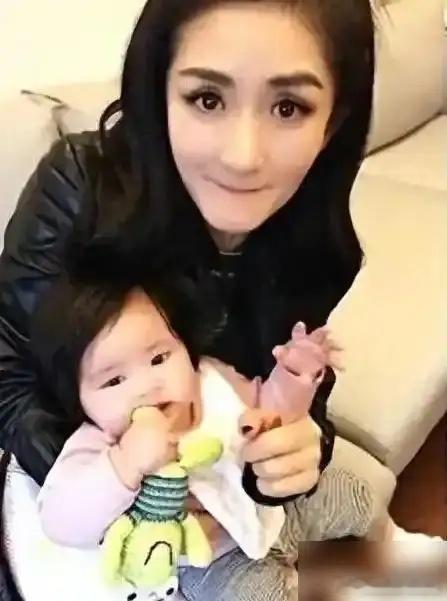 别再说谢娜开演唱会是为梦想了，你算算她家一年固定开销有多吓人。上海思南公馆那套