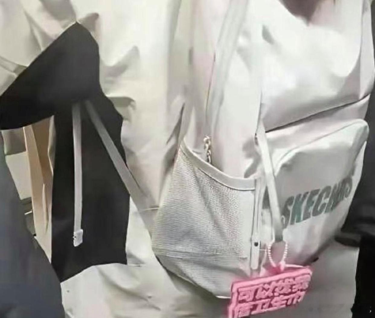 地铁上看到的，现在的小姑娘也太勇敢了！