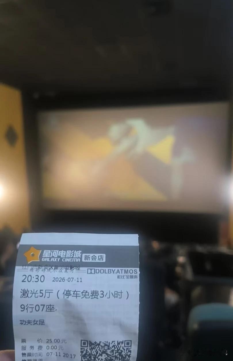 这发型，这破烂球鞋，这背影一下子把记忆拉到二十多年前了这台词的意思是几个