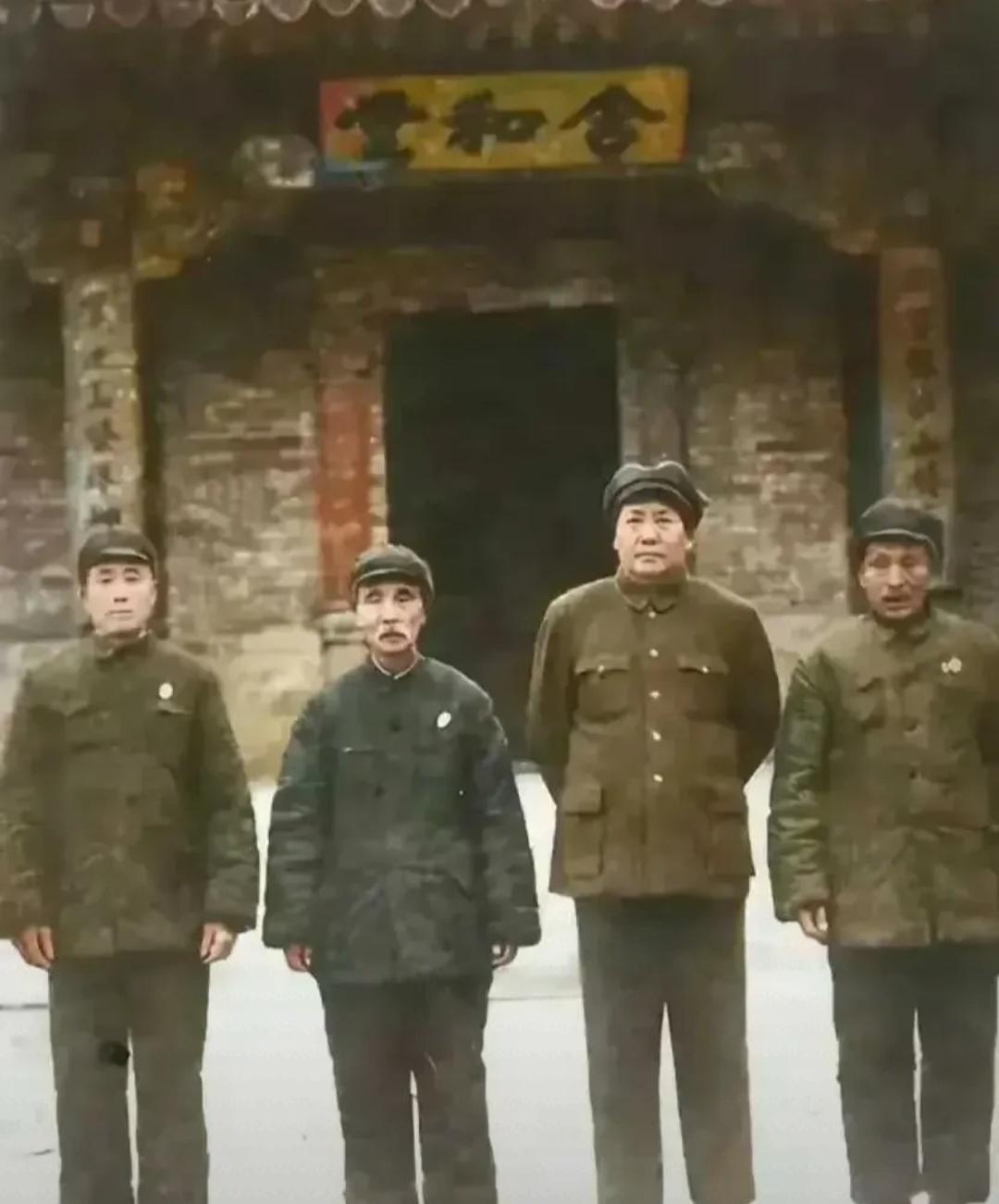 毛主席请儿时的玩伴张有成做客，没想到他拒绝了，托人再次请他。新中国成立没多久