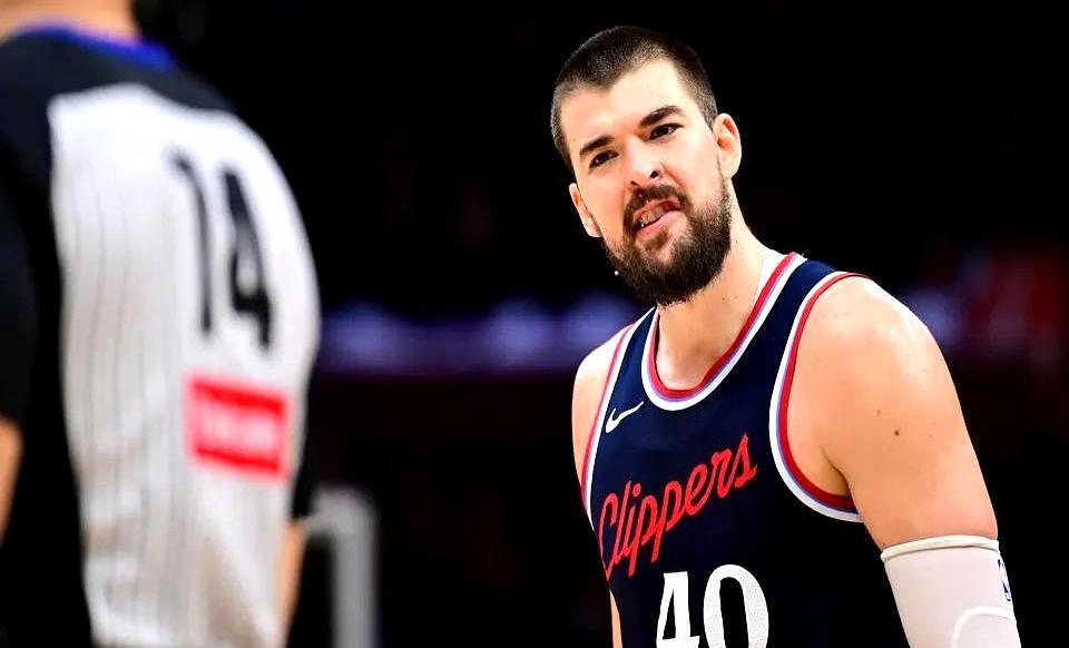 哈登这赛季就像老手机省电模式。前三节，三分打铁哐哐响，场均9次远投才进3个