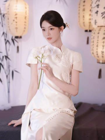 陈瑶素色旗袍拍出东方诗意中式含蓄美学在陈瑶这套旗袍写真完美呈现，顺滑素白绸缎旗袍