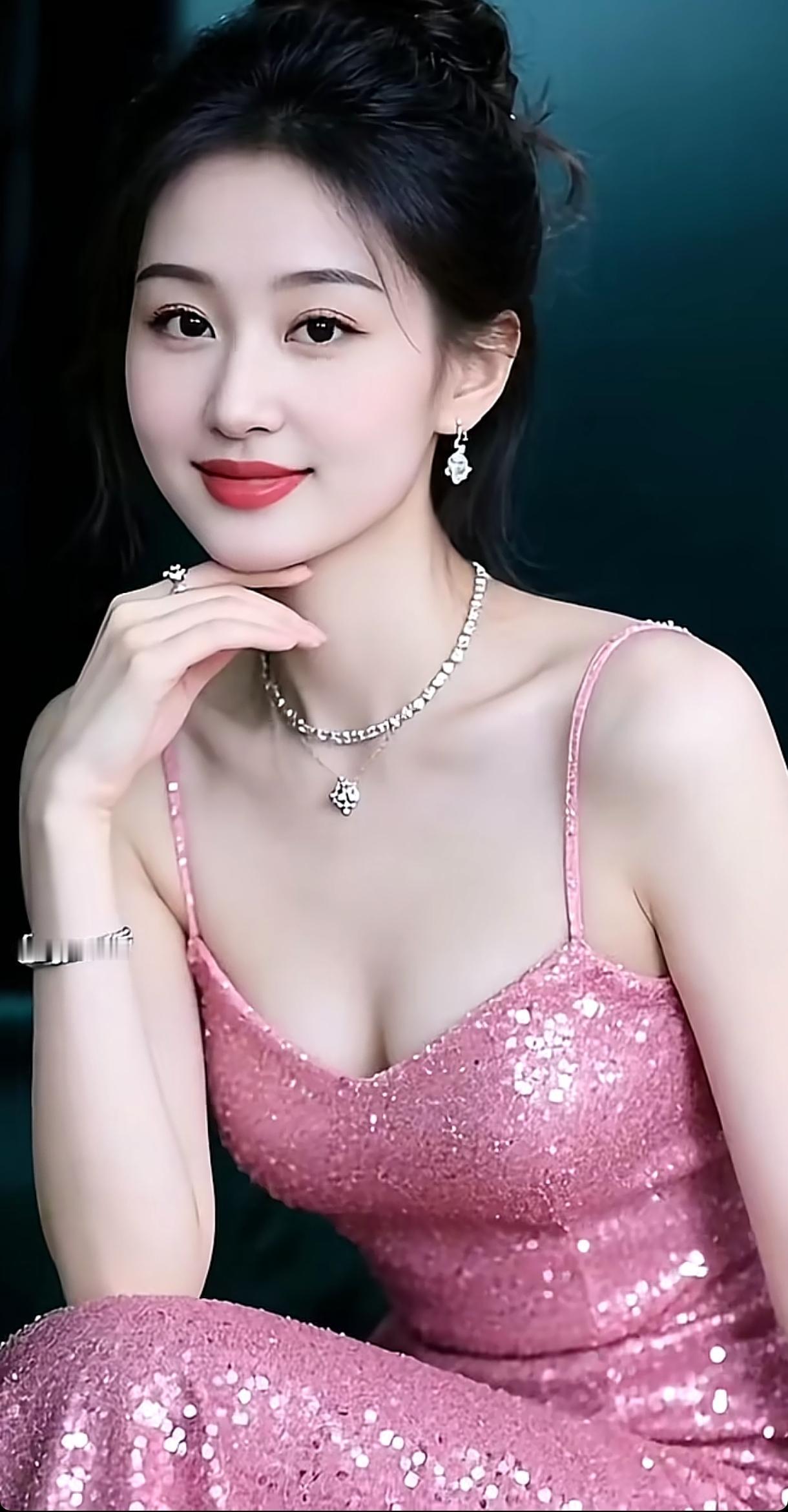 ✨闪耀粉裙✨优雅气质，红唇迷人，闪耀全场！💃💃💃分享甜美小姐姐随手拍粉