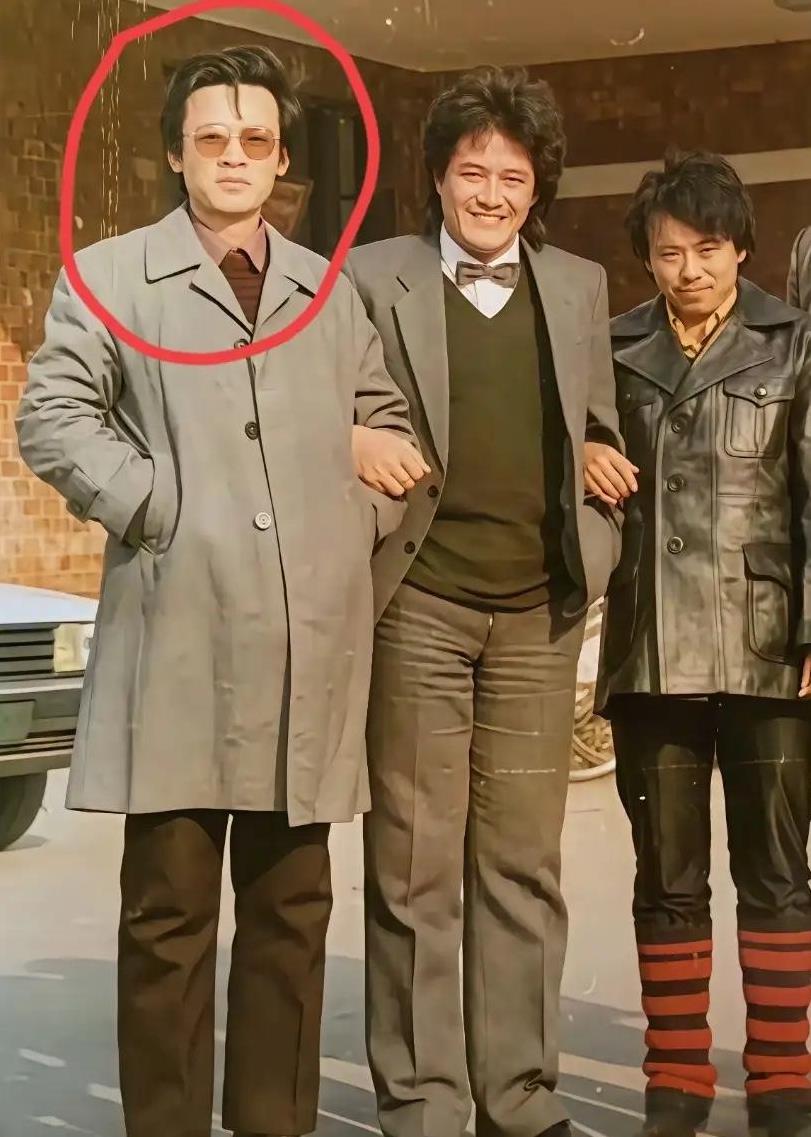 大家都说右一是潘长江，我怎么看见一点不像，个还挺高，这打扮有点像混混，还是老了顺
