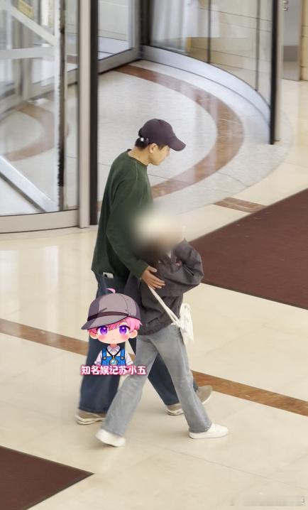 小酒窝和爸爸看话剧董璇前夫带小酒窝看话剧4月14日，有八卦自媒体拍到董璇前夫高