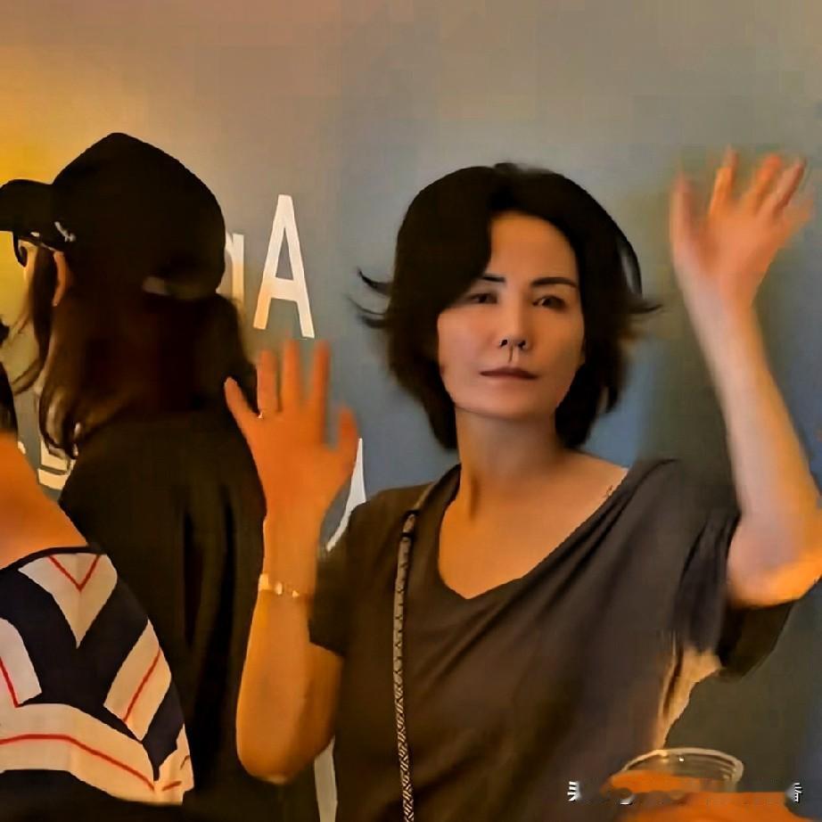 在窦靖童的演唱会上，站在台下的王菲看到有许多人拍自己，就指着舞台引导大家拍台上的