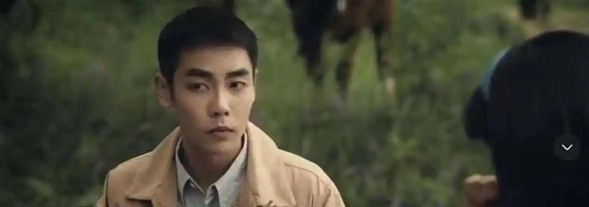 奇怪，他是唱小生的，又不是唱男旦，为什么也伸着兰花指，还女里女气的。《主角》