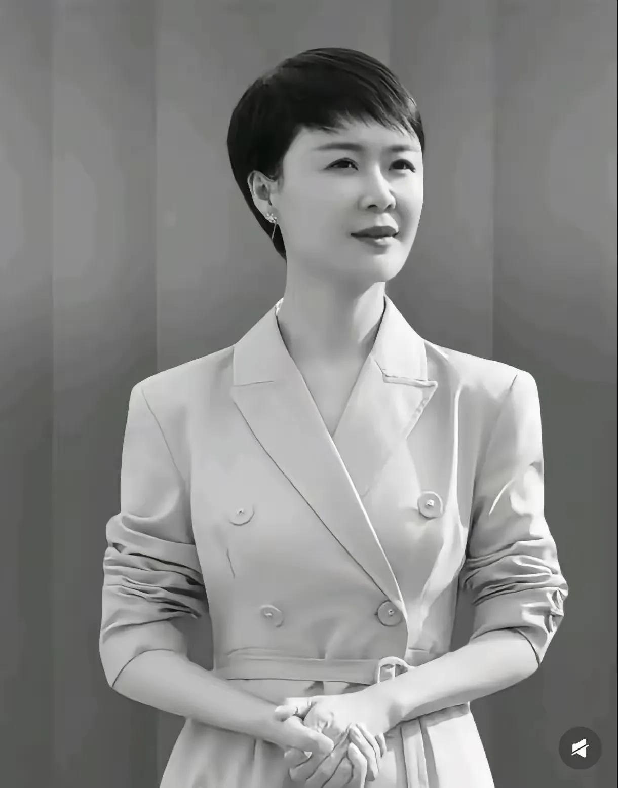 贺娇龙坠马离世的消息传来，全网都在惋惜这位马背上的女干部，可最让人心疼的，是那位