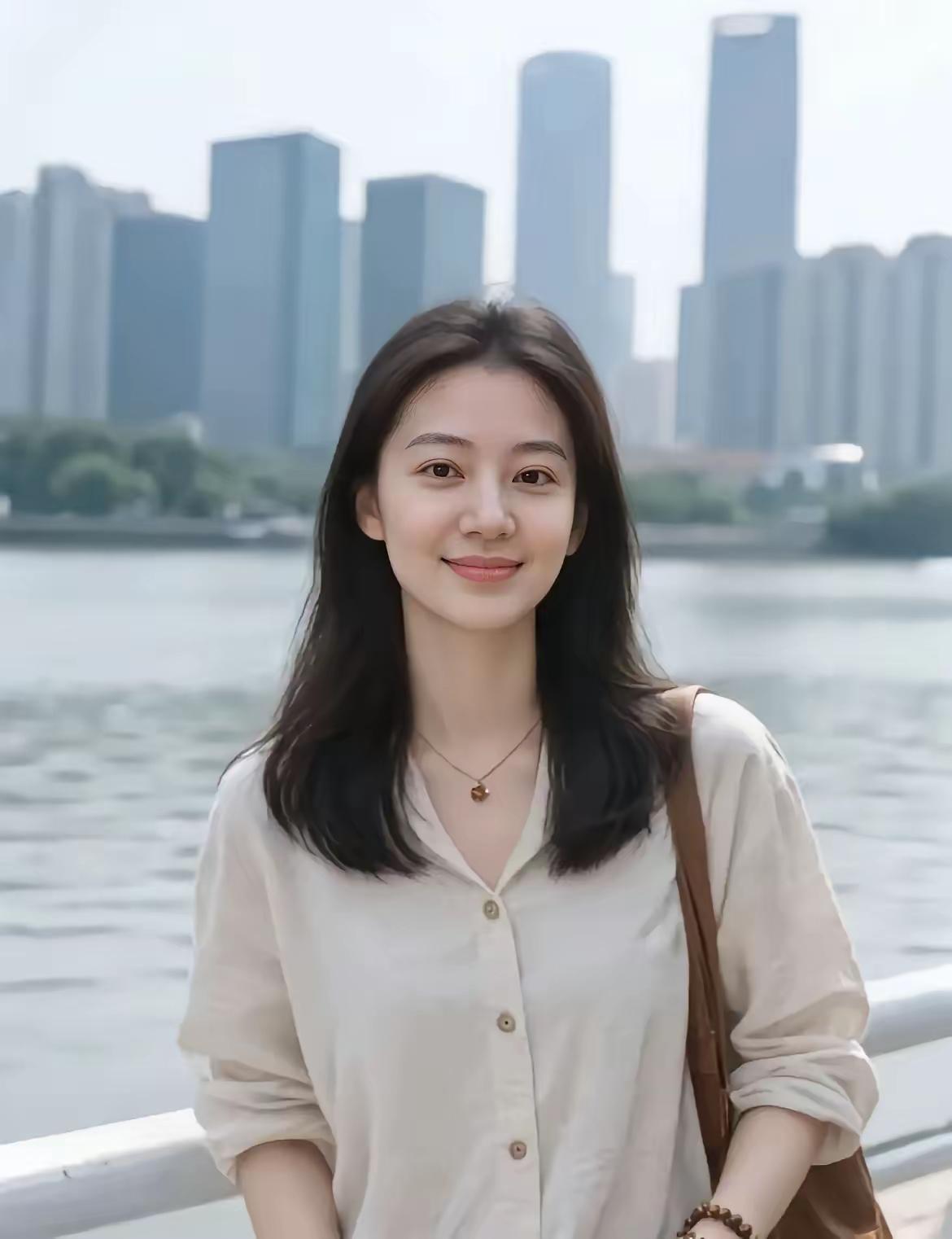 图中这位女孩，朋友们都说她像梅婷，她自己认为比梅婷漂亮多了，好多网友评论区说，确