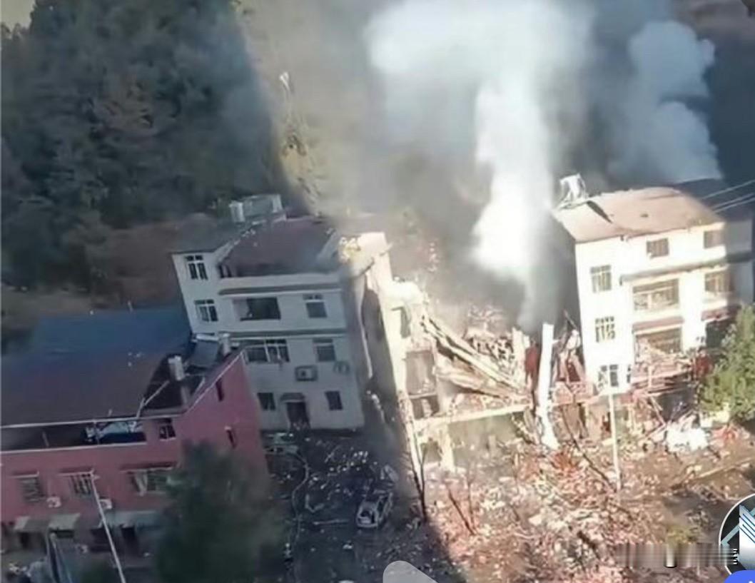 喝下敌草快的湖南烟花店老板的遗体已被送到殡仪馆，他妻子悲痛发声：店里证件齐全，而