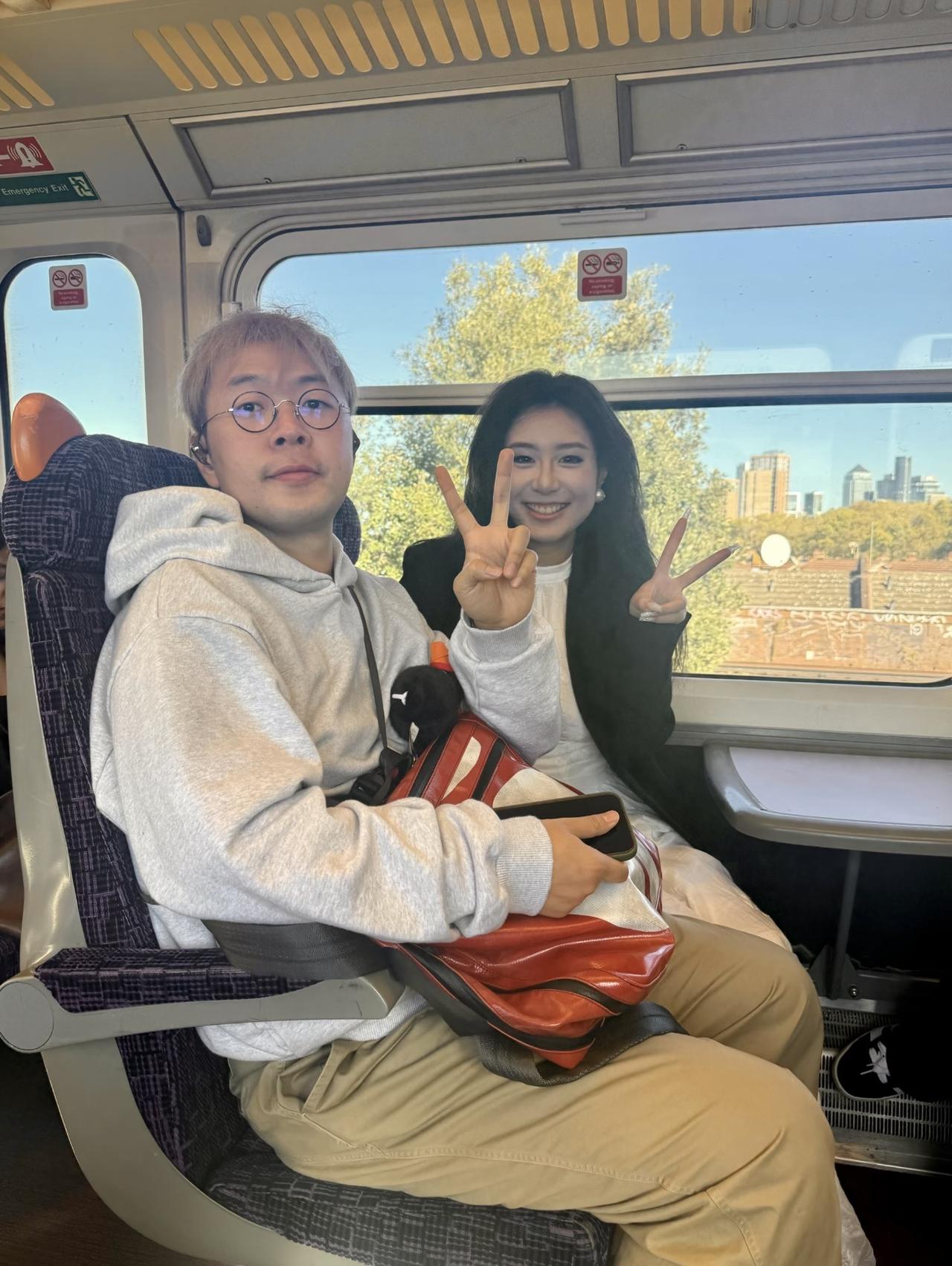 近日，有位网友在伦敦坐火车时偶遇杜海涛，两人比剪刀手合影，真的好nice啊。