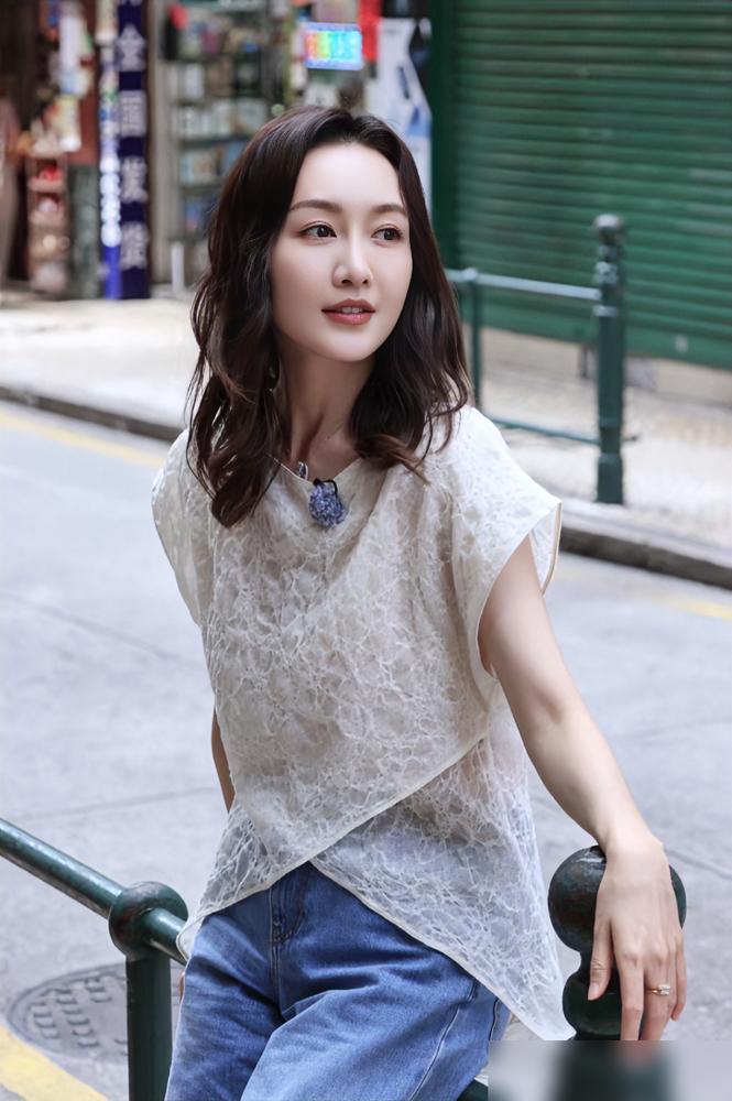 真是越来越看不懂王鸥了！明明43岁的人了，皮肤松弛、身材走样这些中年女性常