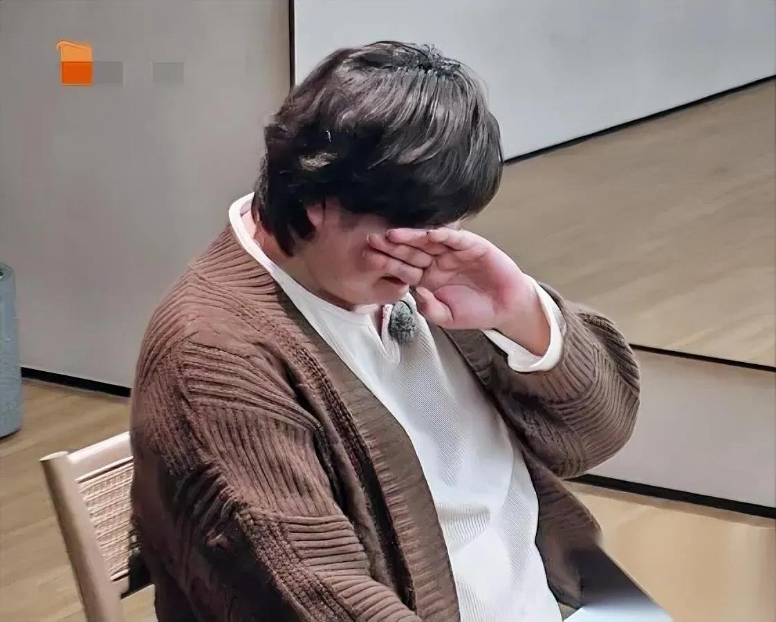 于娜在节目上哭了。没人骂她矫情。反倒把不少人看得跟着心口发闷，太懂这种瞬