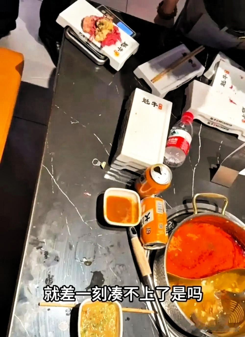 “玩不起了！”黑龙江哈尔滨，一男子去吃火锅自助，他“勤拿少取”，前后拿了40盘菜