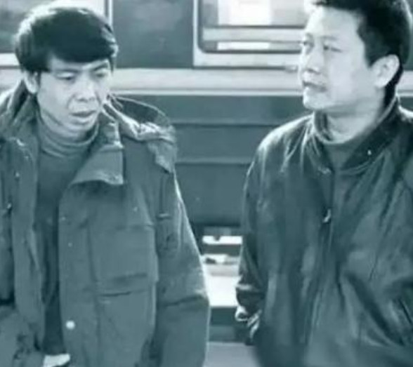 2003年，冯小刚在筹备《天下无贼》的时候，审核老是通不过，他急得像热锅上的蚂蚁