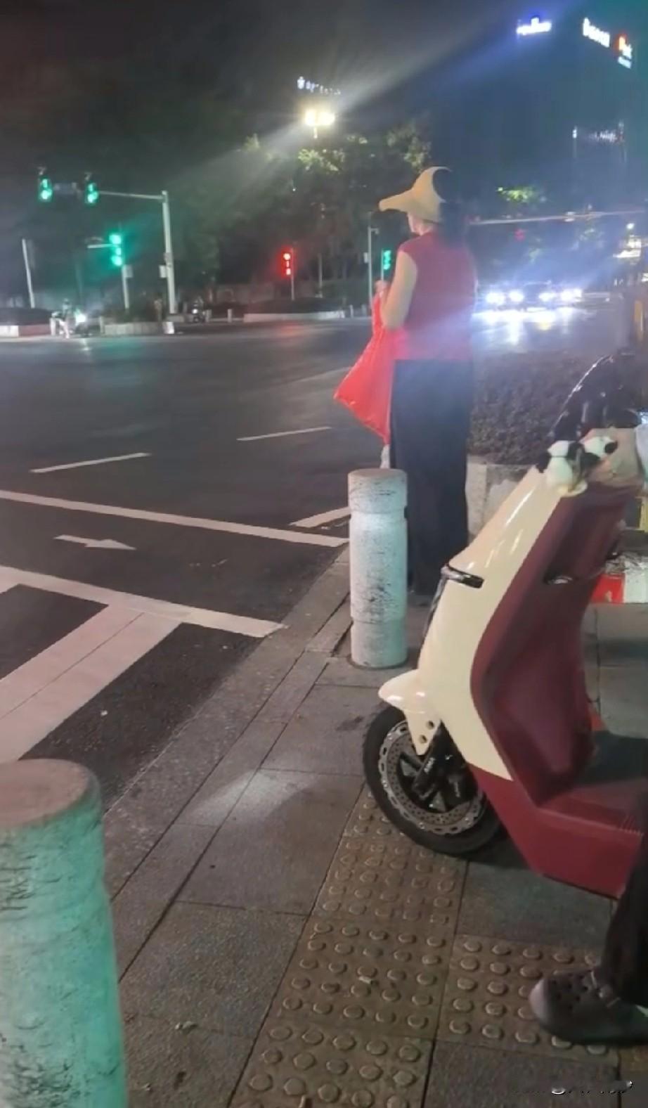 南沙最近的钉子事件终于找到始作俑者了？有粉丝爆料，在南沙城的环市大道路口，有一位