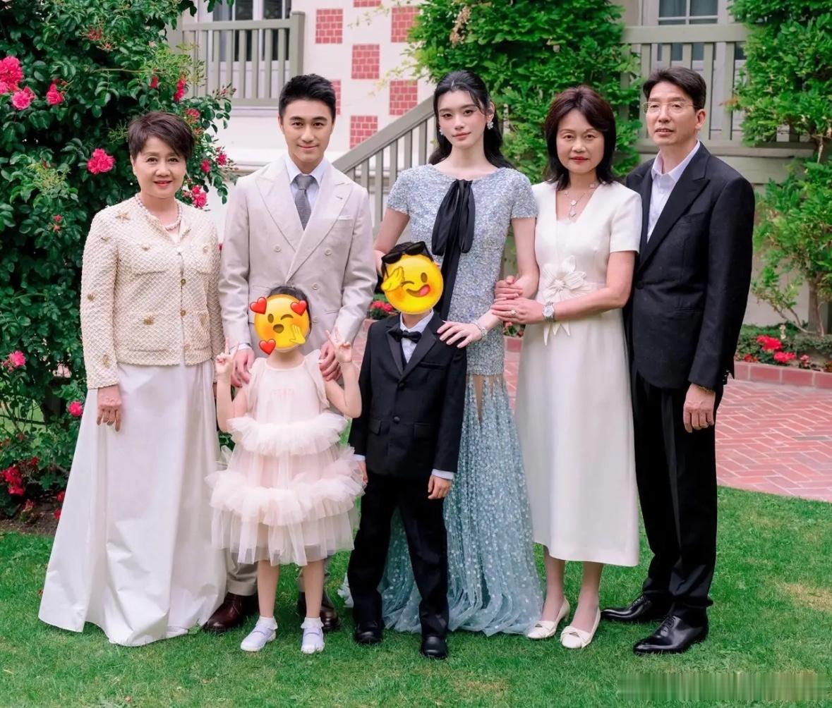 王嘉尔去法国参加奚梦瑶婚礼，是最帅气伴郎，三人同框出镜关系好！