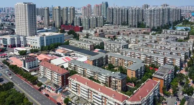 湖州有个小区，物业上个月发通知，说合同还有4个月，不做了，走了。业主懵了——这