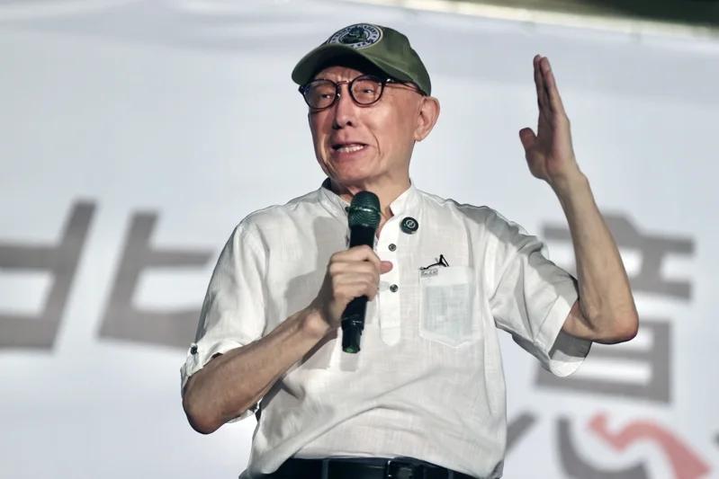 曹兴诚骂游盈隆游盈隆提告大罢免失利后，台湾民意基金会董事长游盈隆批评，民