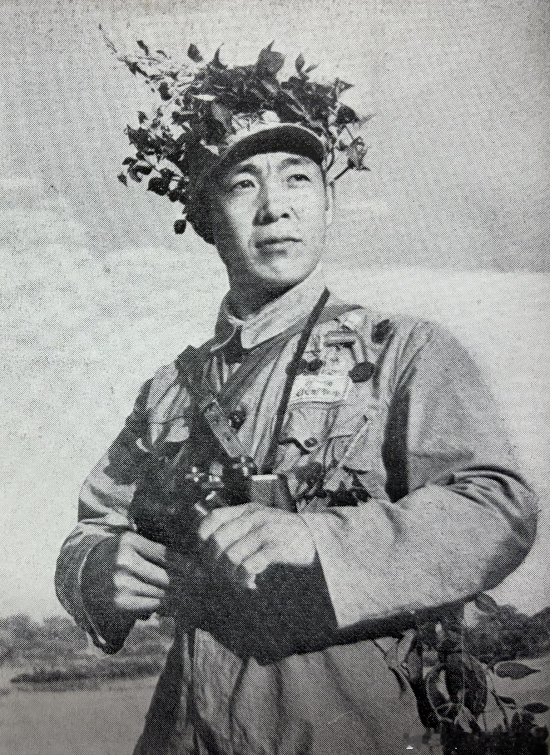 1954年8月23日侦察英雄纪瑞萱（1922-2006.5.27）率一小队侦察兵
