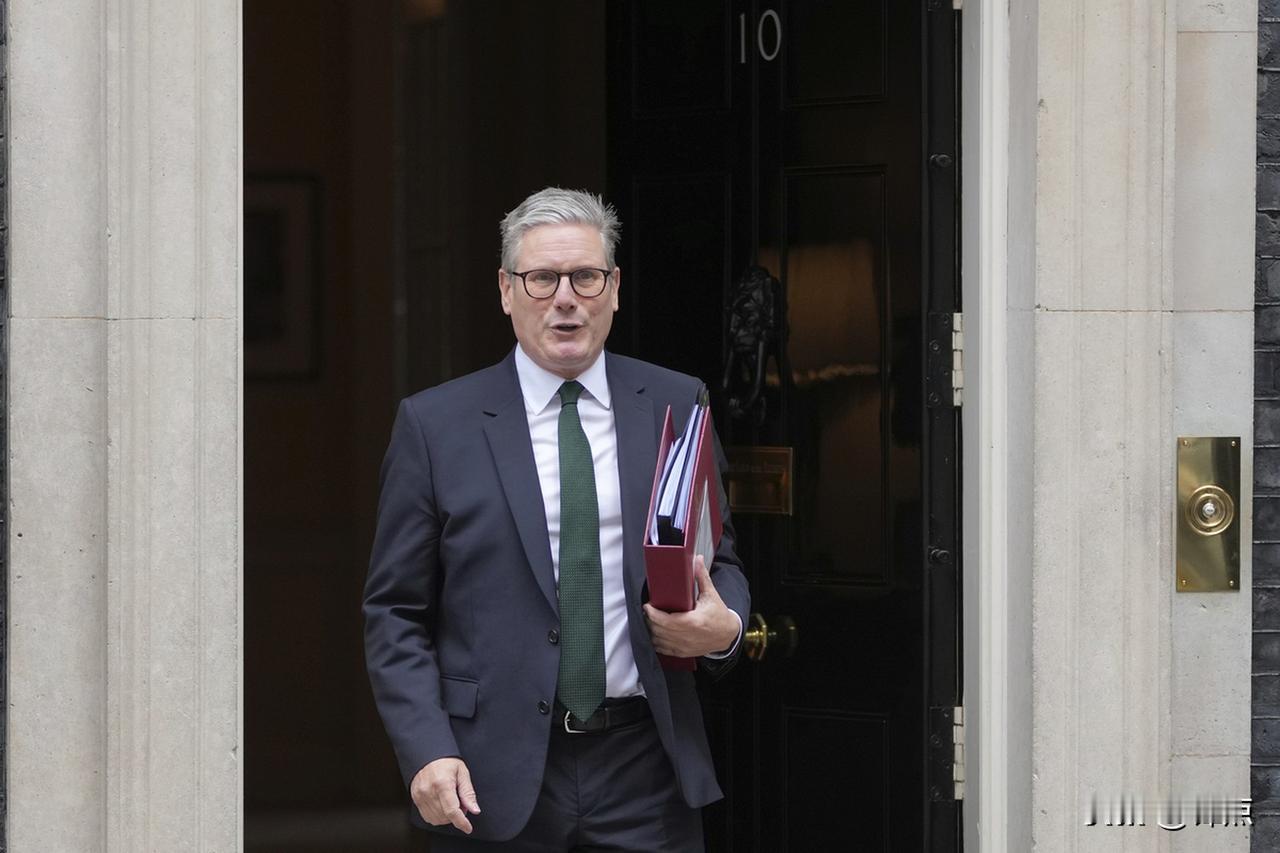 🔻装腔作势有意思？🔻英媒《泰晤士报》爆料称，英国首相斯塔默及其随行人员，