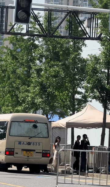 张月这身材，看个轮廓就能让人心服口服，天鹅颈，巴掌小脸，头身比逆天，再看这大长腿
