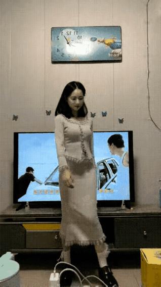 刻意展示舞姿，还是无意中自我放松？