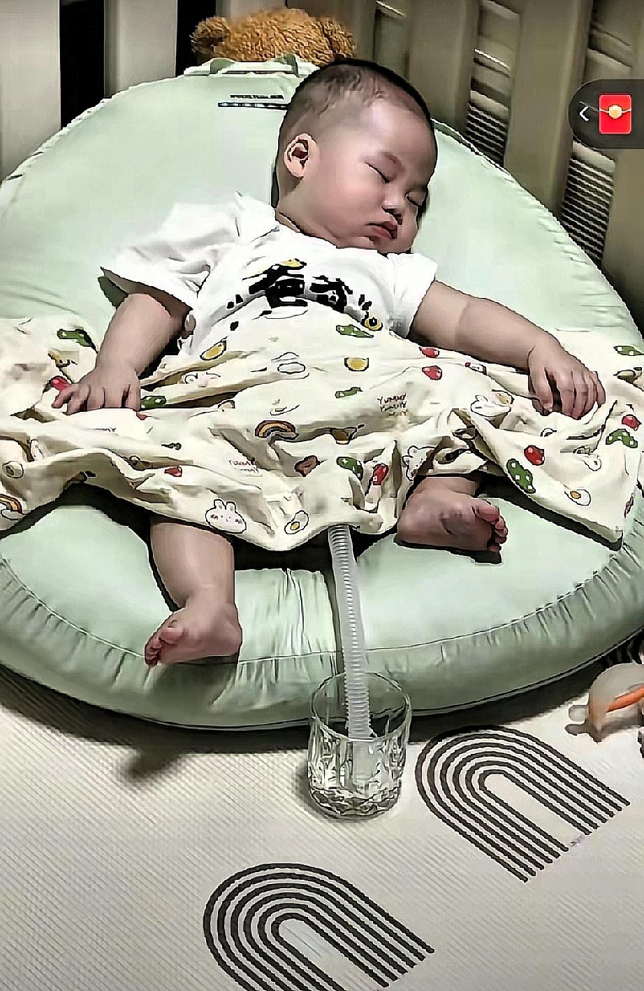 这届爸爸的带娃脑洞，真的是防不胜防啊！尿不湿用完了，妈妈下楼去买，回来一看，爸爸