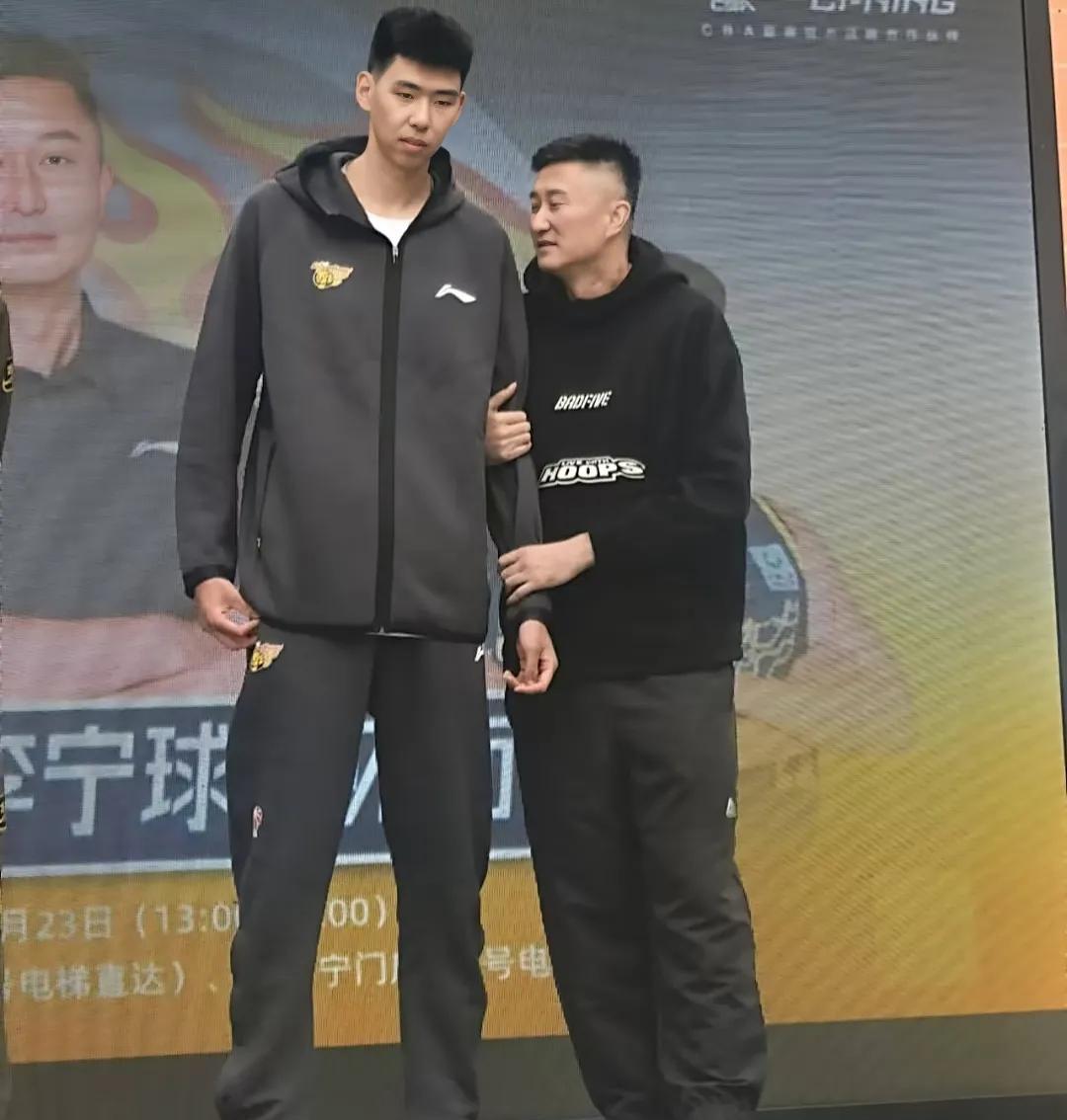 说实话！徐昕一年就拿着30万的工资，还得面对杜锋的各种PUA，作为一个20岁出头