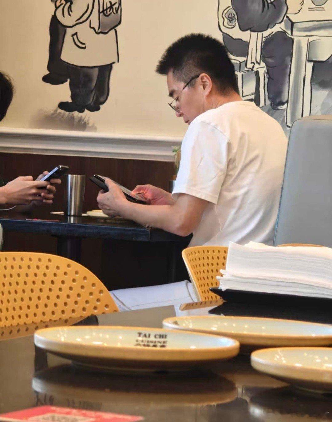 许亚军在美国陪小儿子吃饭被偶遇，看来他并未出席前妻何晴的告别仪式许亚军何晴许