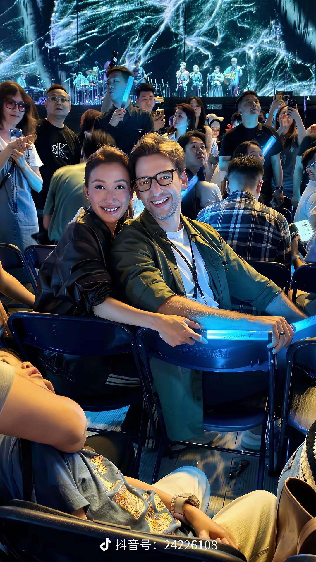发现一个问题这个谢家的人都喜欢拍照戴墨镜[捂脸哭]