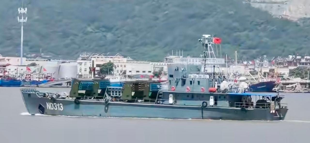 老登陆艇的新用途，充当我们登陆时的“刺猬艇”。ND313登陆艇上加装了四组类似于