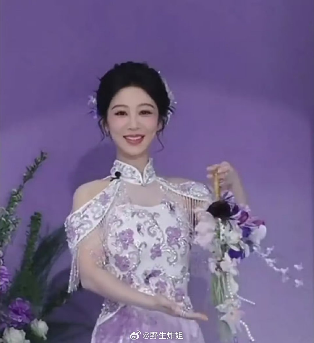 一起来看看今日份杨紫的直播截图，一整个是紫色高雅的古风妆造呢，是不是整体上还蛮适