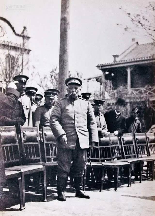 历史知识即将称帝的袁世凯。1915年12月11日上午9时，各省国民代表共1993