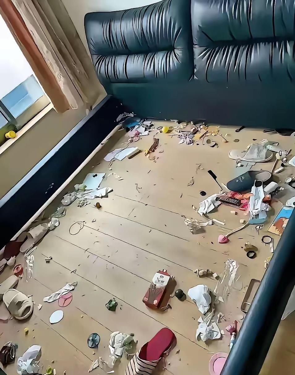 床板下面真是个藏污纳垢的地方呀，你看这都是些啥东西呀？