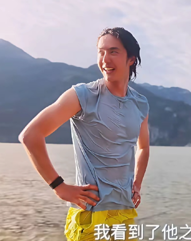 全网都在看湿身后的王一博，咱也不知道都在看啥！但是就是说，就没一个人发现他胳膊晒