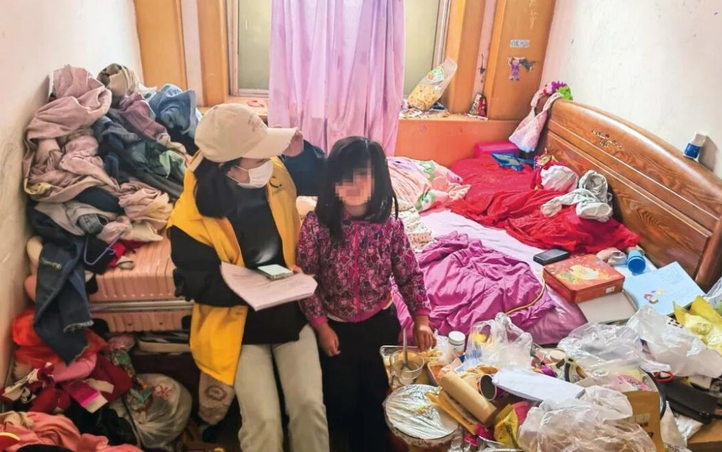 北京，一女子带5岁女儿和男友同住，男友趁女子上班，借调皮为由，让女孩面壁罚跪，拳