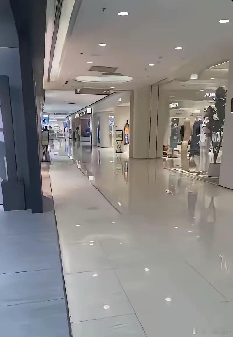 赛格空了，西安人终于学会说"不"了。周五晚上，负一楼，稀稀拉拉。放在三年前，这画