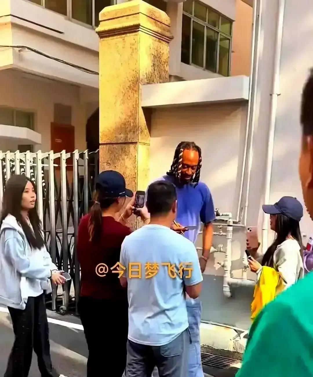 他撕掉了8天康复计划，却撕不开二级防护护具。脚踝拉伤仅72小时，麦考尔就重返训