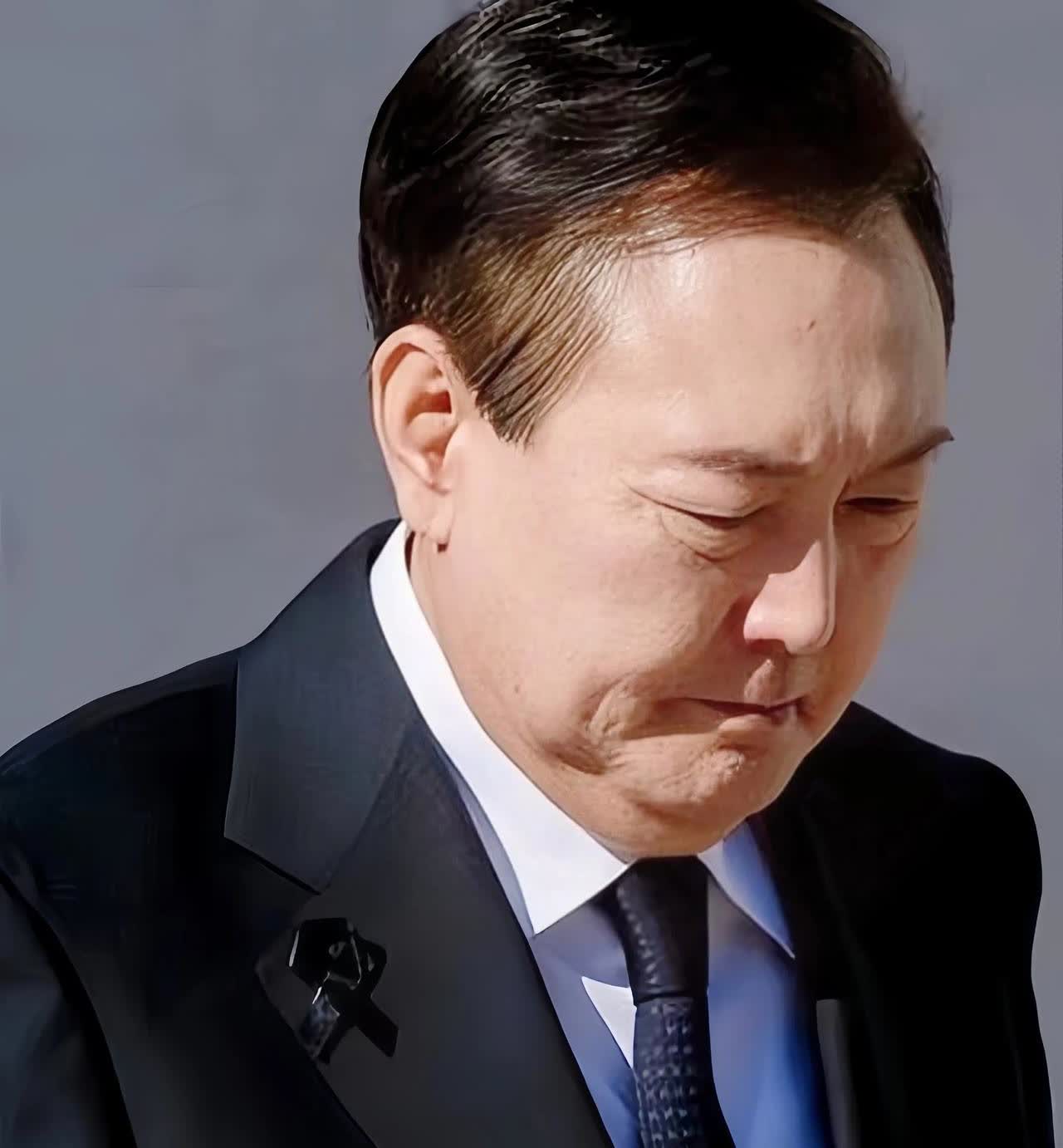 韩国前总统尹锡悦入狱后，表现得十分放松！丝毫没有囚犯的低调模样，跟往常一